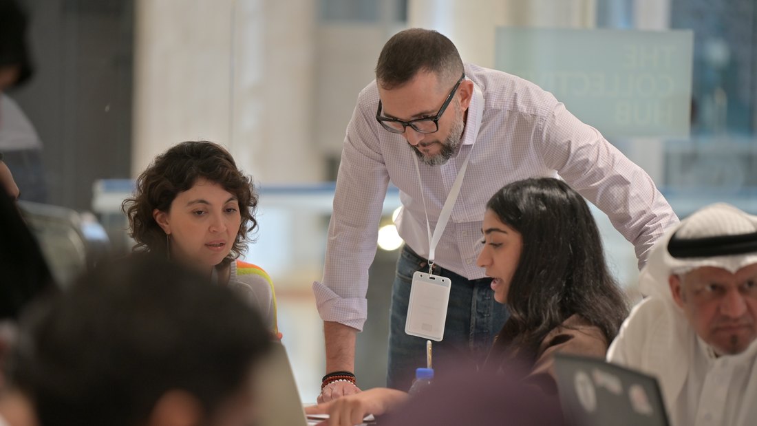Suhail Algosaibi working with founders at an entrepreneurship support programme